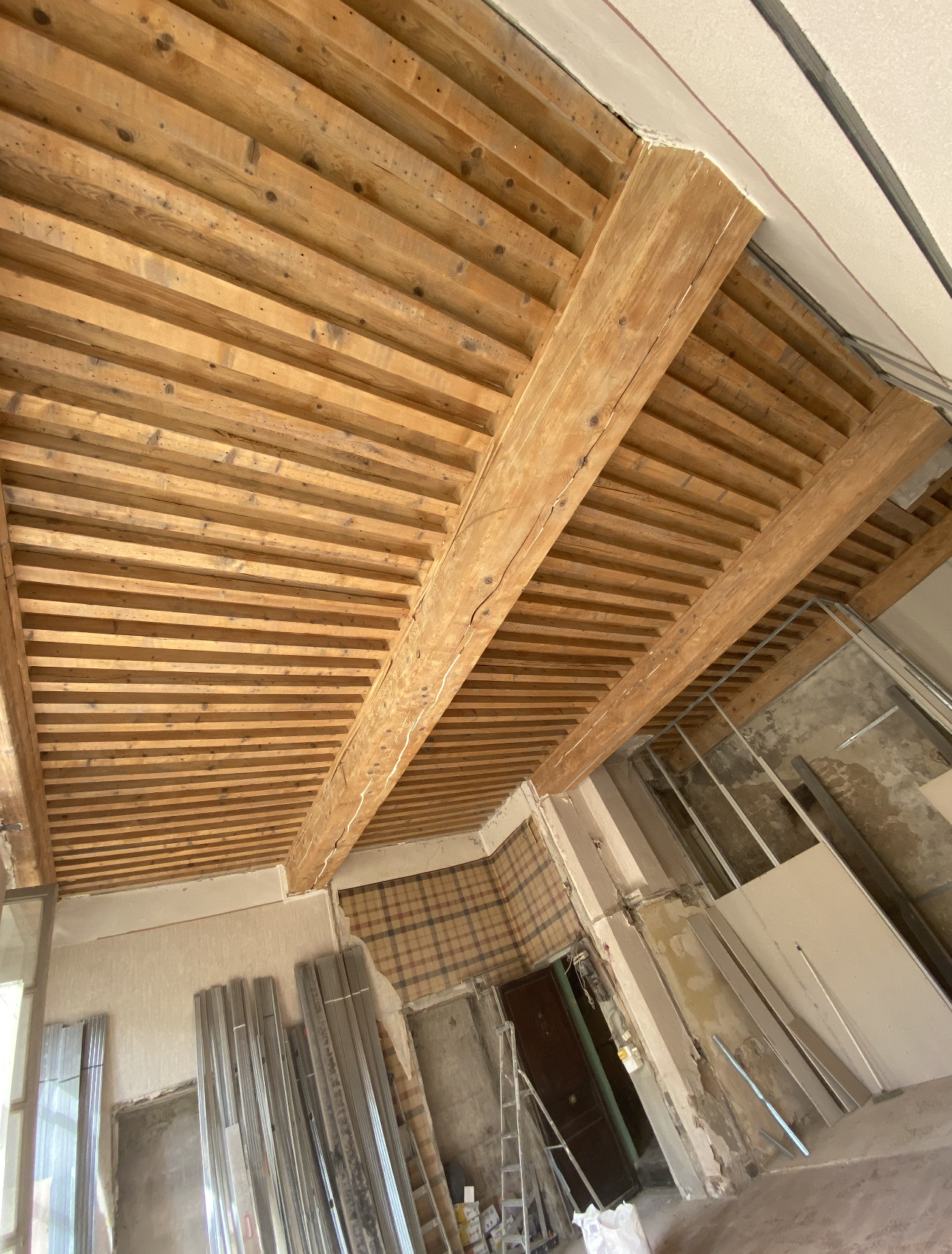 Aérogommage d’un plafond à la française dans un appartement canut à Lyon 1er