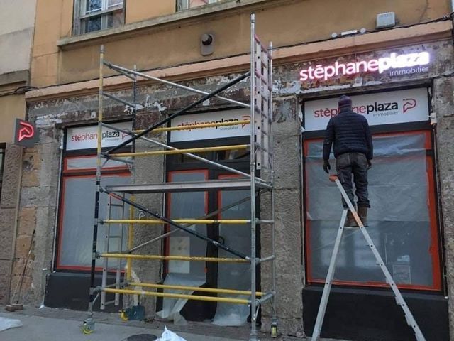 Avant hydrogommage d'une façade d'agence immobilière