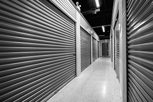 Couloir avec des boxes de stockage avec des rideaux metalliques sécurisés..