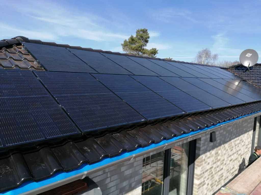 Auf dem Dach eines Hauses befinden sich viele Solarmodule.