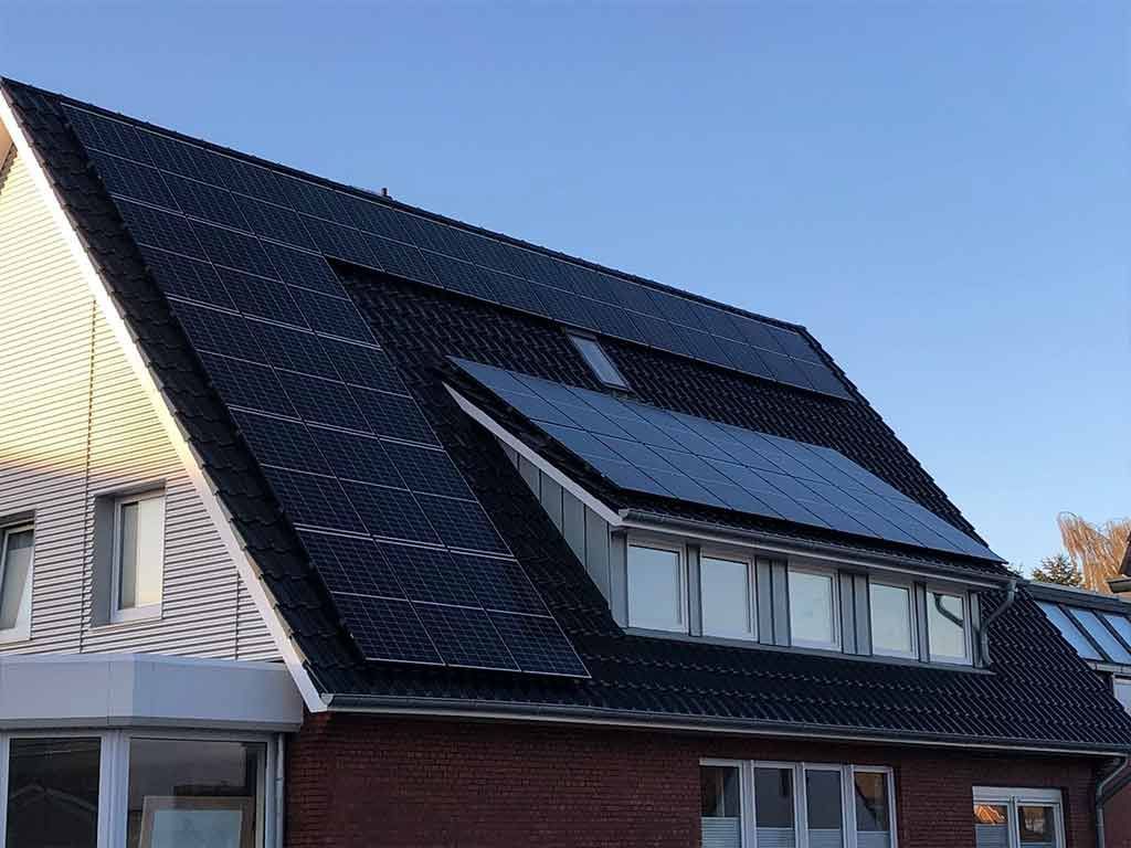 Ein Backsteinhaus mit Sonnenkollektoren auf dem Dach