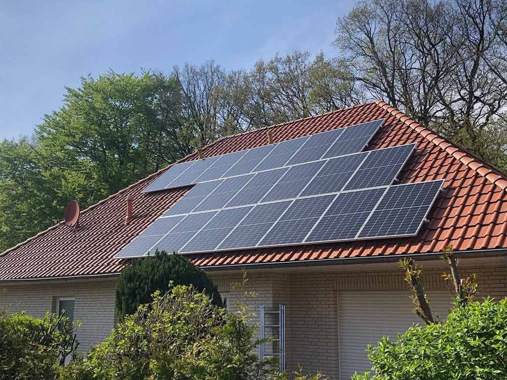 Ein Haus mit Sonnenkollektoren auf dem Dach
