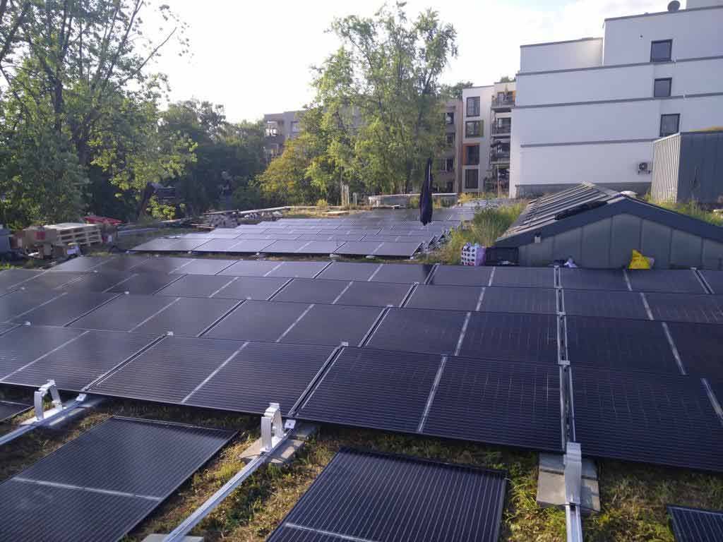 Auf dem Dach eines Gebäudes befinden sich viele Solarmodule.