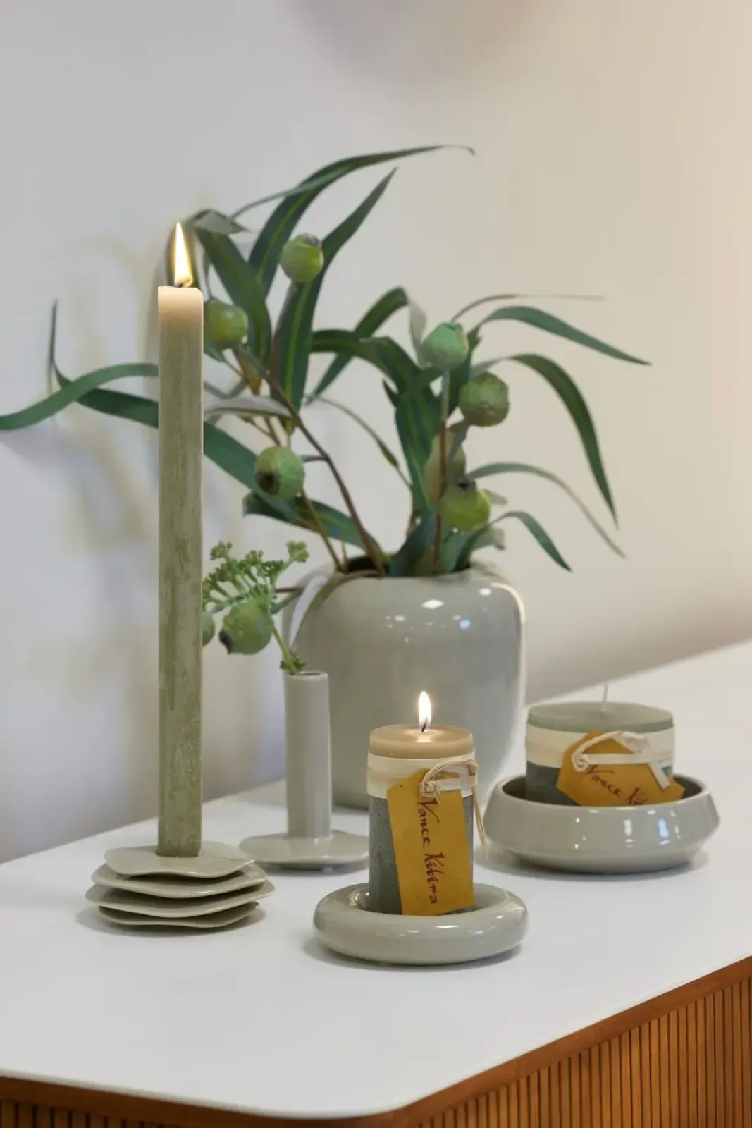 Ein Tisch mit Kerzen und einer Pflanze darauf