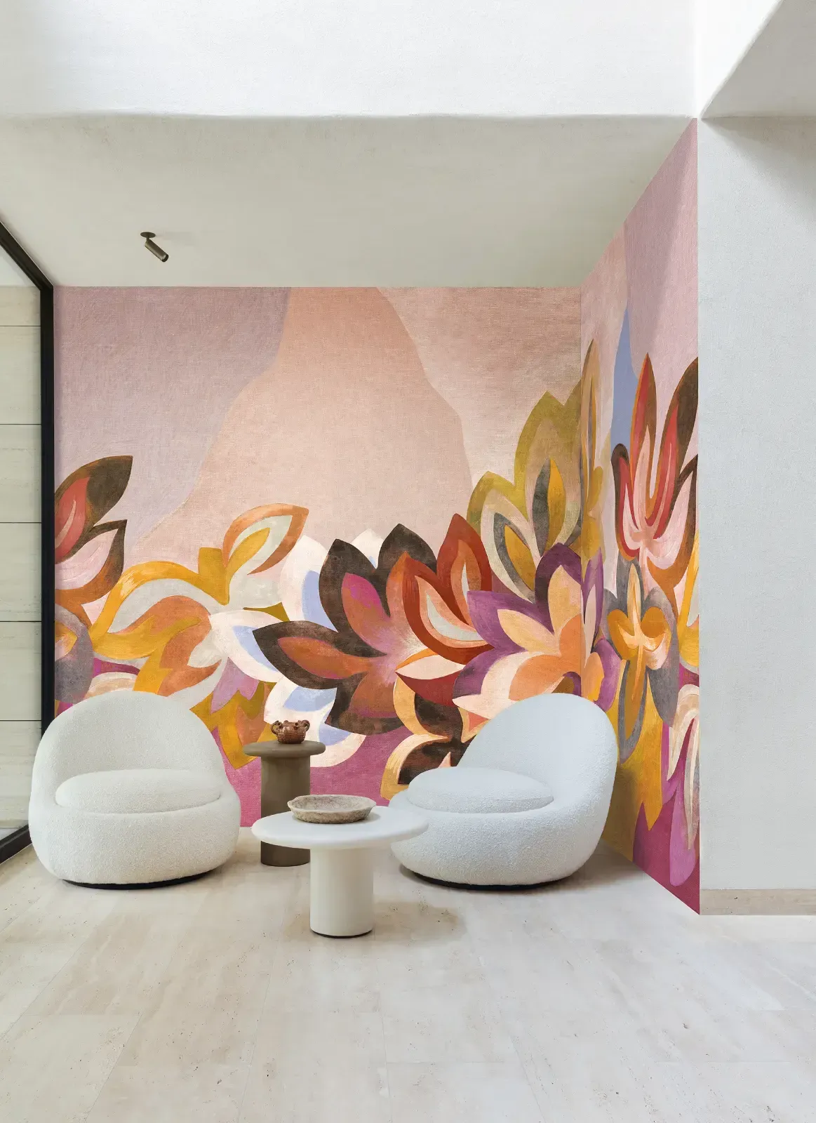 Ein Wohnzimmer mit zwei Stühlen und einem Couchtisch