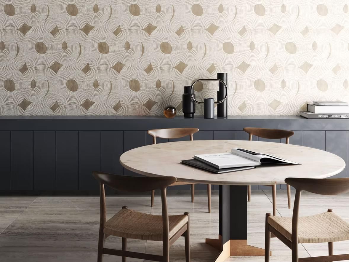 Ein Esszimmer mit einem runden Tisch und Stühlen und einem Buch auf dem Tisch.