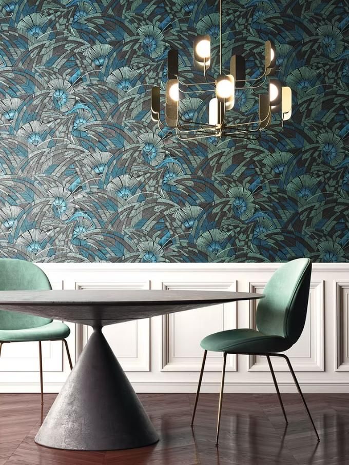 Ein Esszimmer mit einem Tisch und Stühlen und einem Kronleuchter, der von der Decke hängt.