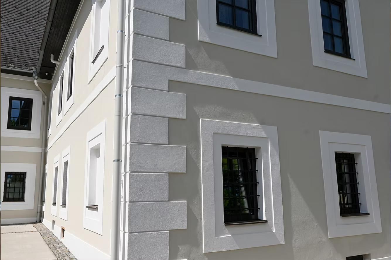 Ein großes Gebäude mit vielen Fenstern