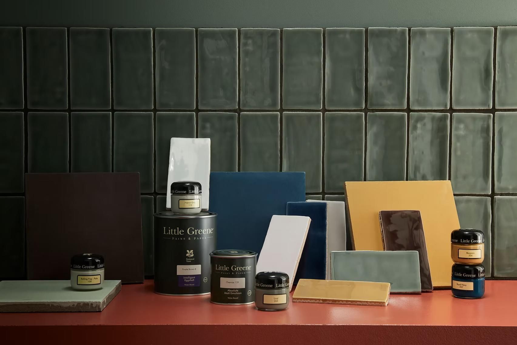 Ein Tisch mit verschiedenen Flaschen und Papieren darauf.