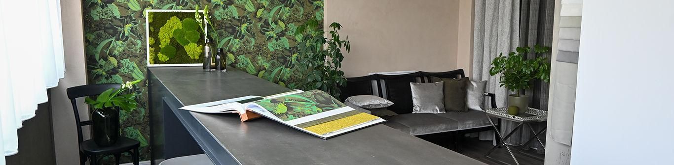 Ein Wohnzimmer mit einem Sofa und einem Tisch mit einem Buch darauf.