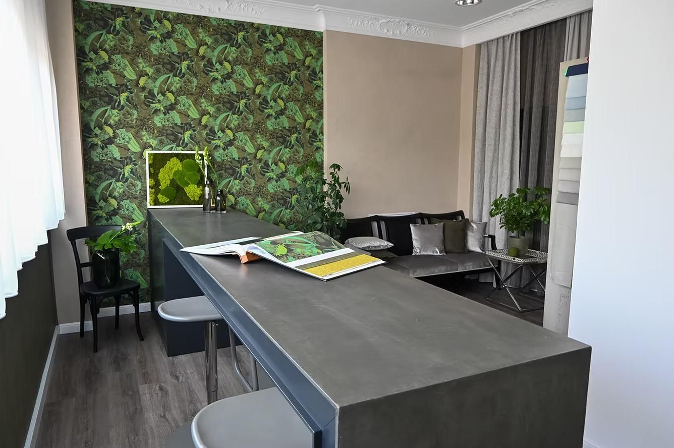 Ein Wohnzimmer mit einem langen Tisch und einer Couch.