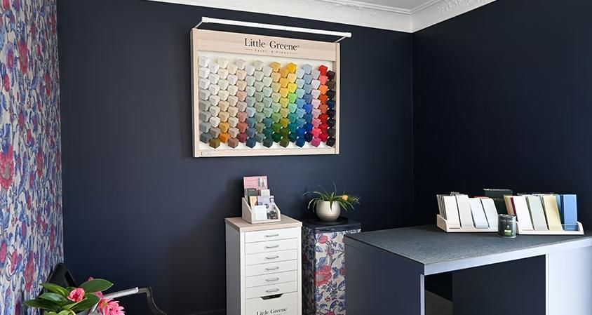 Ein Raum mit einem Tisch und einem Gemälde an der Wand.