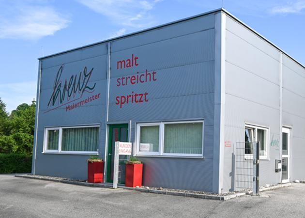 Ein Gebäude mit der Aufschrift „Malt Streich Spritzt“ darauf