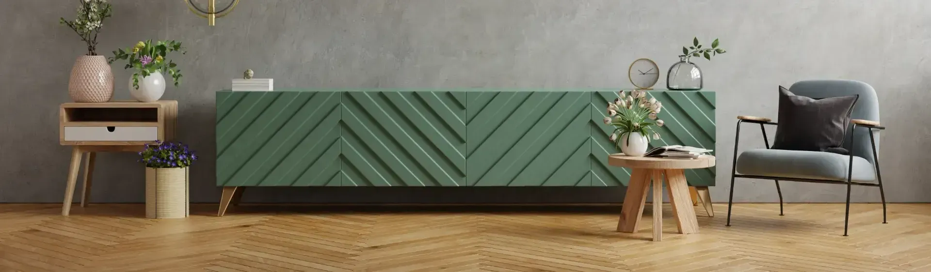Ein Wohnzimmer mit einem grünen Schrank, Stuhl, Tisch und Vasen.