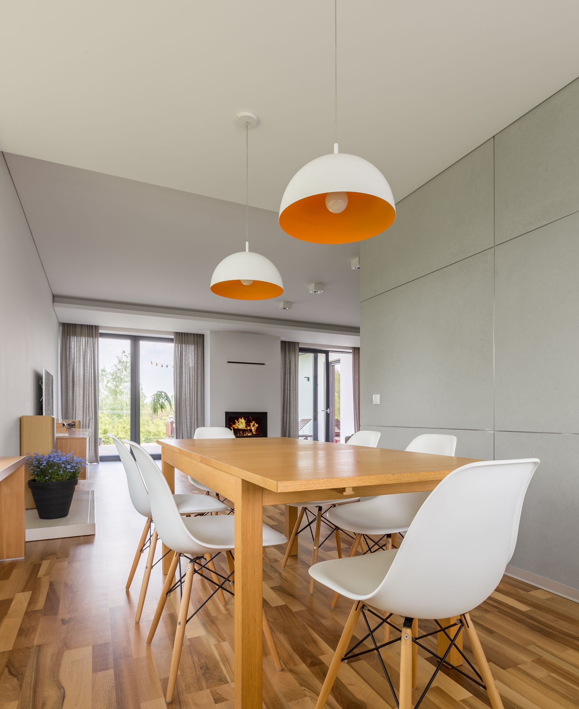 Une table et des chaises posées sur un parquet flottant dans la cuisine