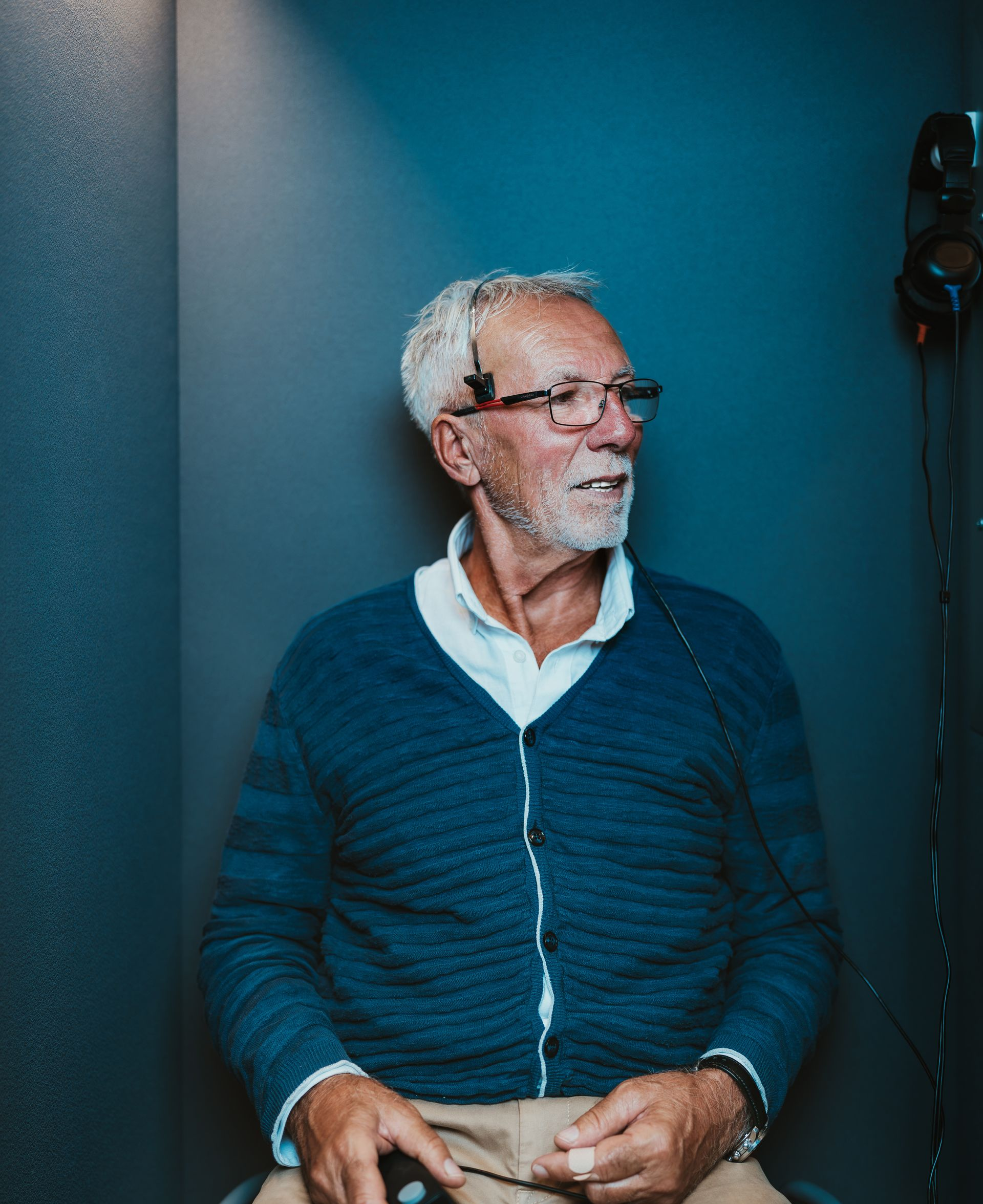 Un homme est assis dans une pièce ayant une isolation acoustique