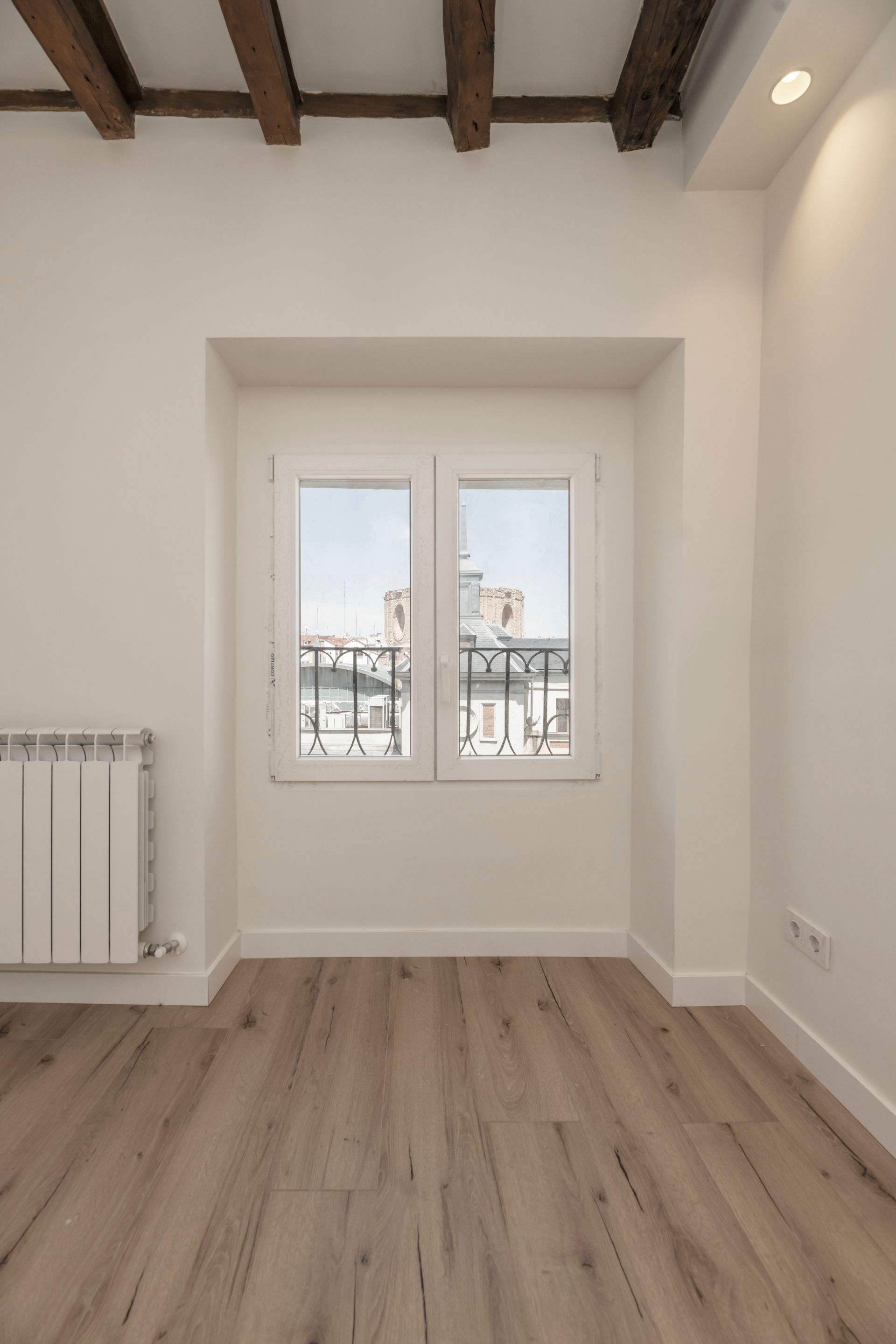 Rénovation d'un intérieur d'appartement, du sol au plafond en passant par les murs
