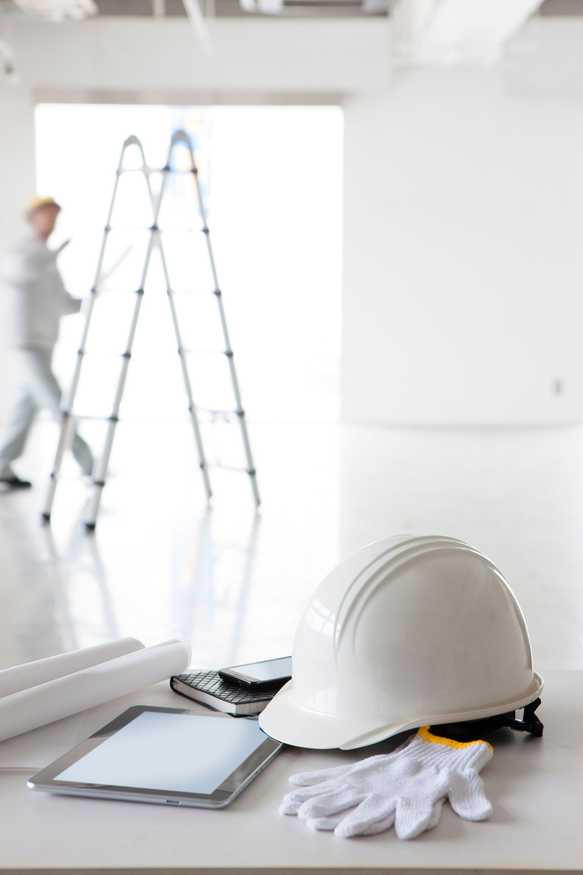 Un casque, des gants, une tablette présents sur un chantier de rénovation immobilière
