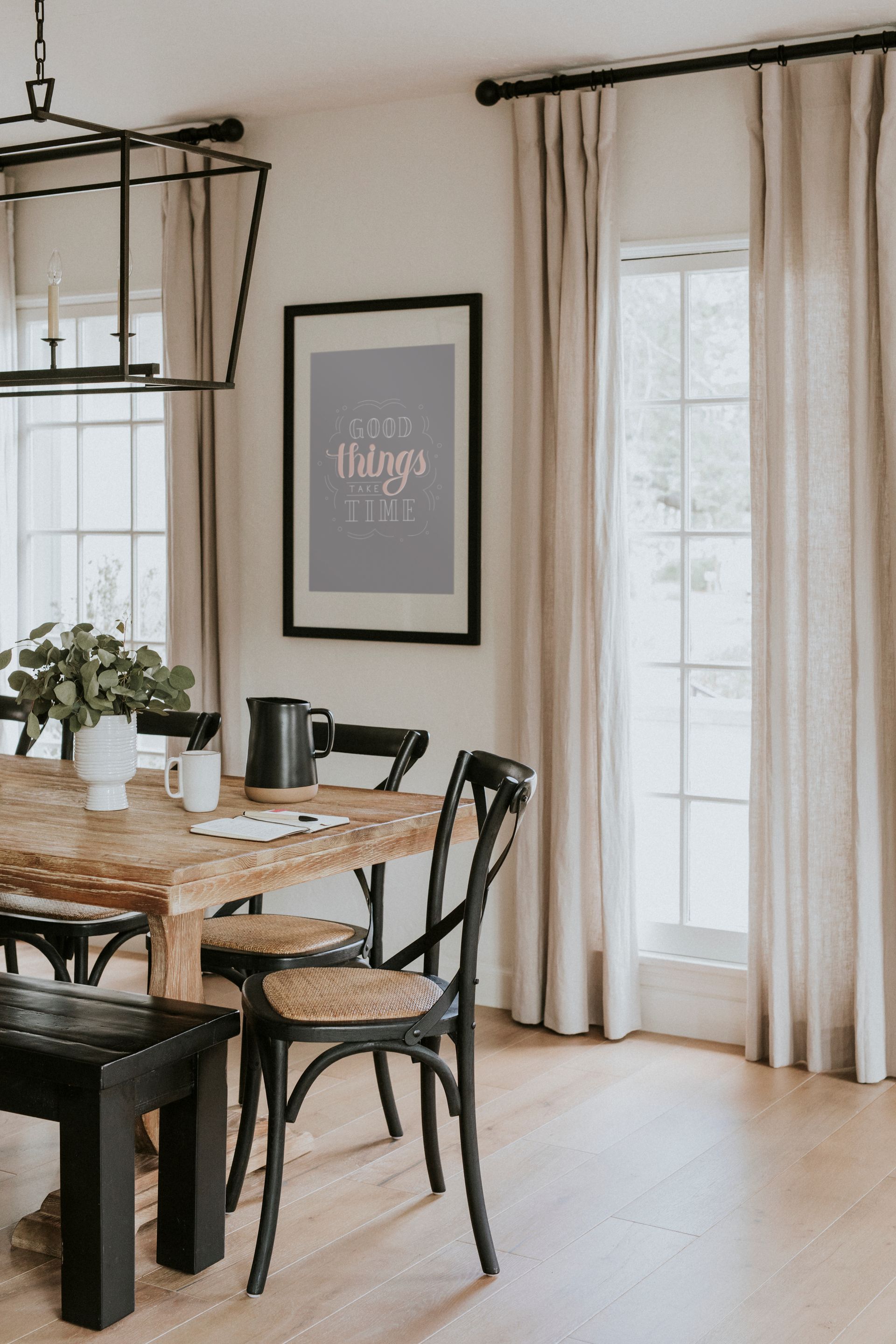 Une table, des chaises et un banc sur un revêtement de sol en parquet