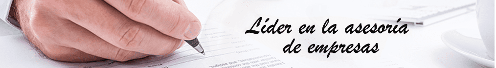 Primer plano de una mano escribiendo en un papel con el texto 