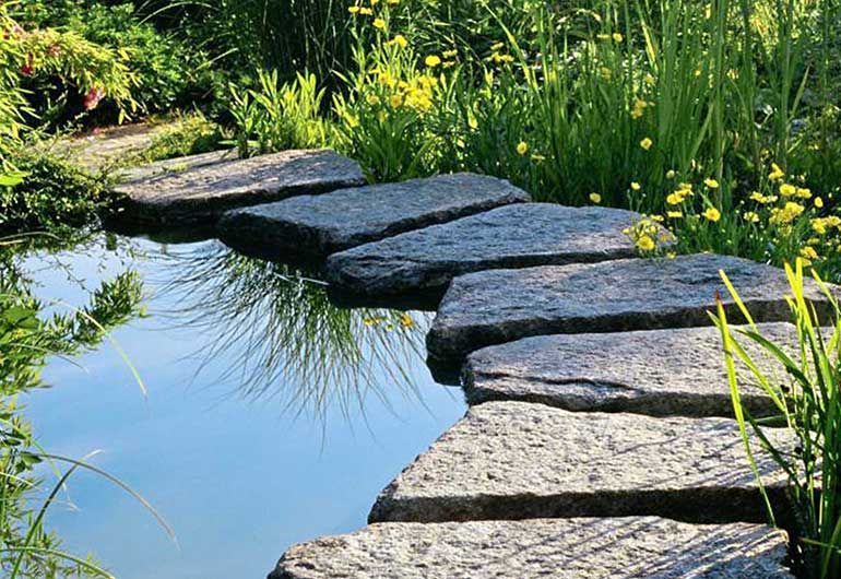 Vorschau Teichanlagen: Natursteine als Weg durch Teich