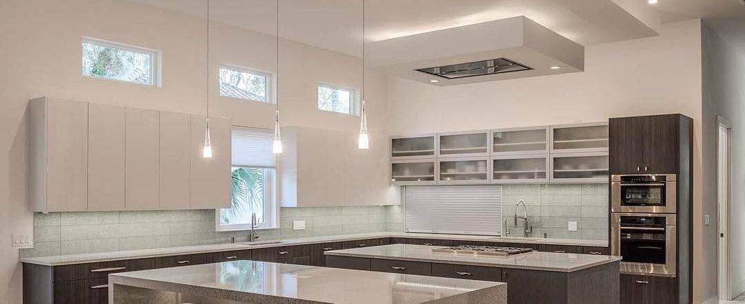 Cuisine moderne blanche avec îlot, placards brillants, étagères ouvertes et four encastré en acier inoxydable