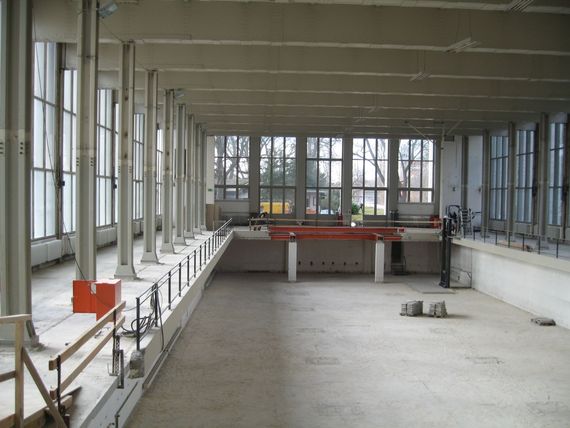 Eine komplett entkernte, saubere Industriehalle nach Abschluss der Rückbauarbeiten.