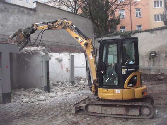 Teilabbruch eines Gebäudeteils unter beengten innerstädtischen Bedingungen.