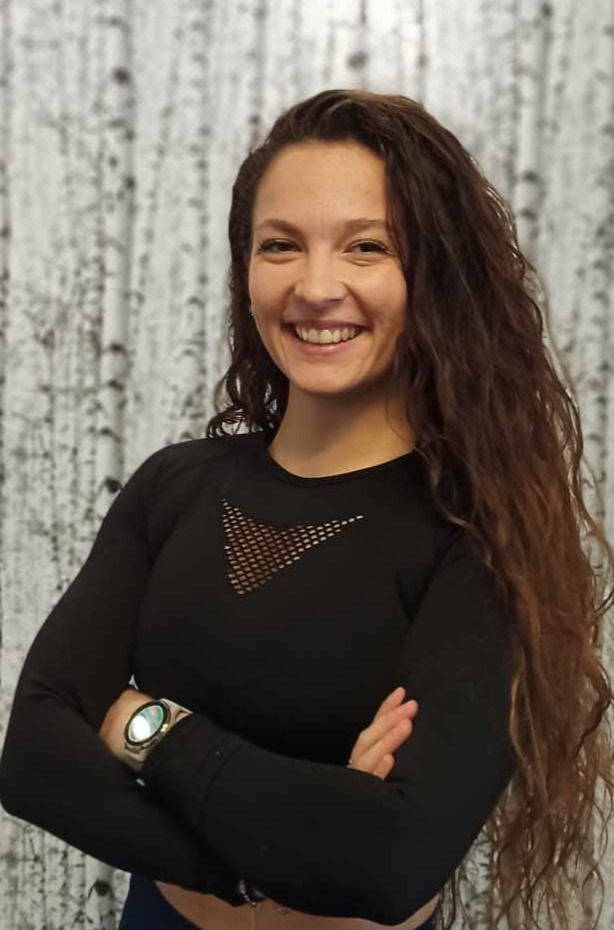 Femme souriante avec les bras croisés