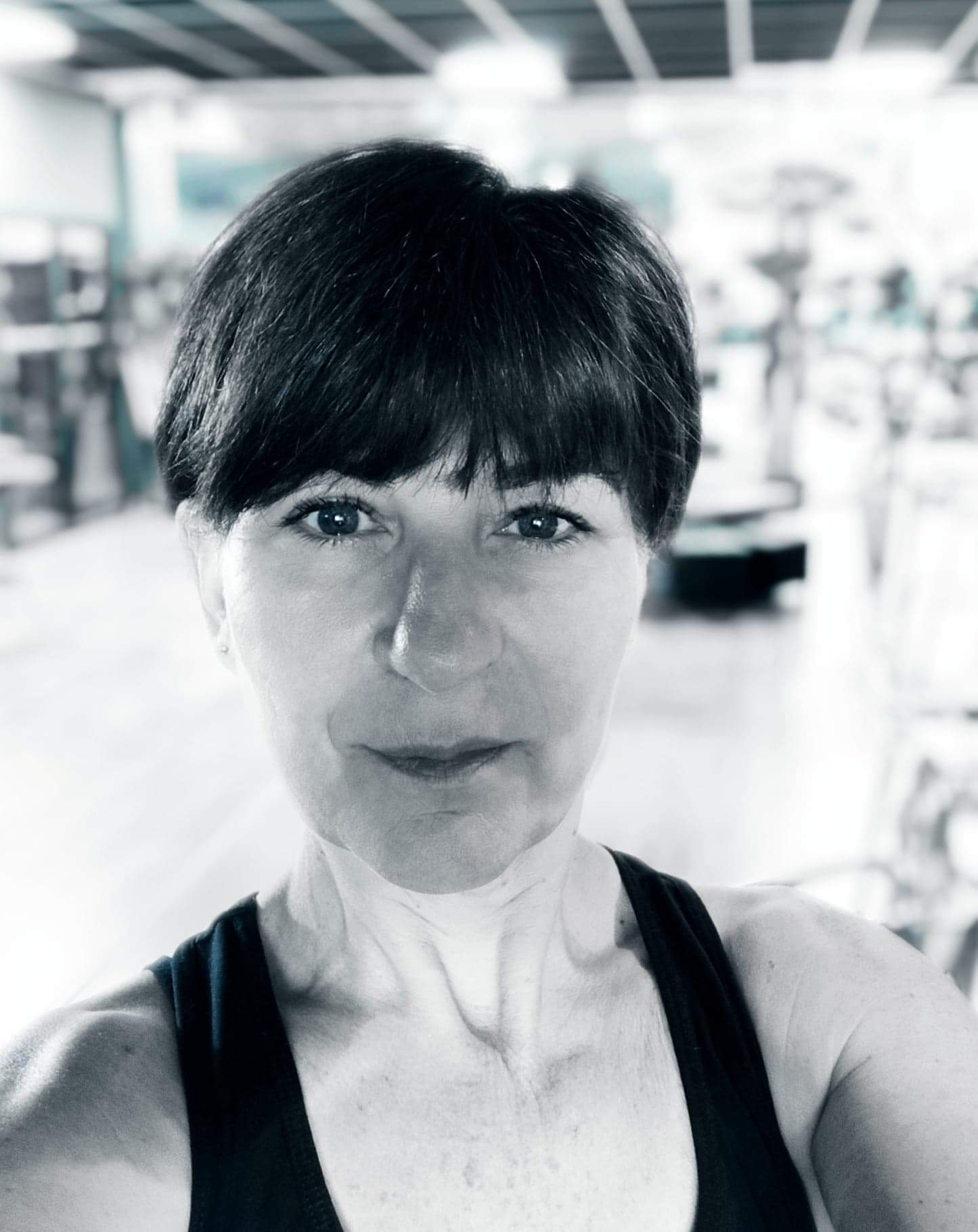 Homme souriant avec des lunettes