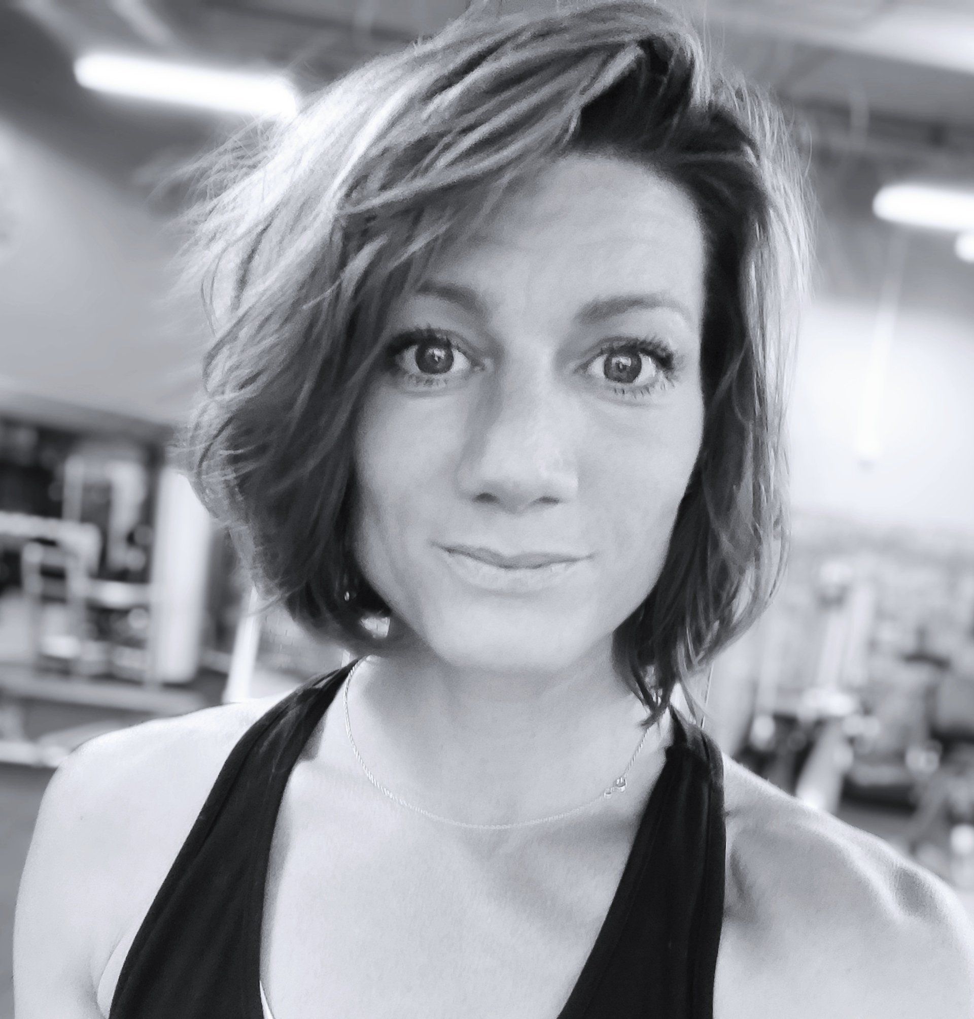 Femme souriante avec les cheveux courts