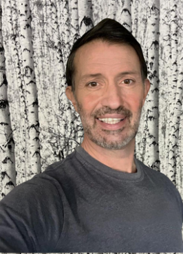 Homme cheveux mi long souriant