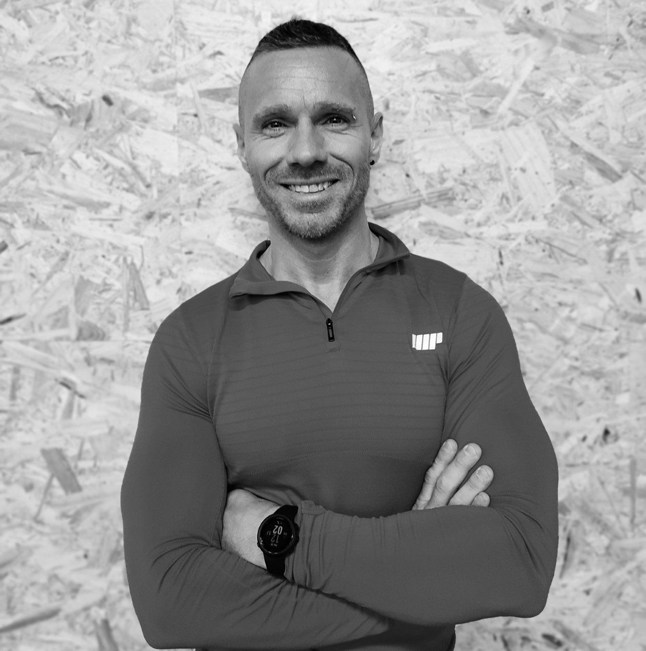 Femme aux cheveux courts fixant l'objectif