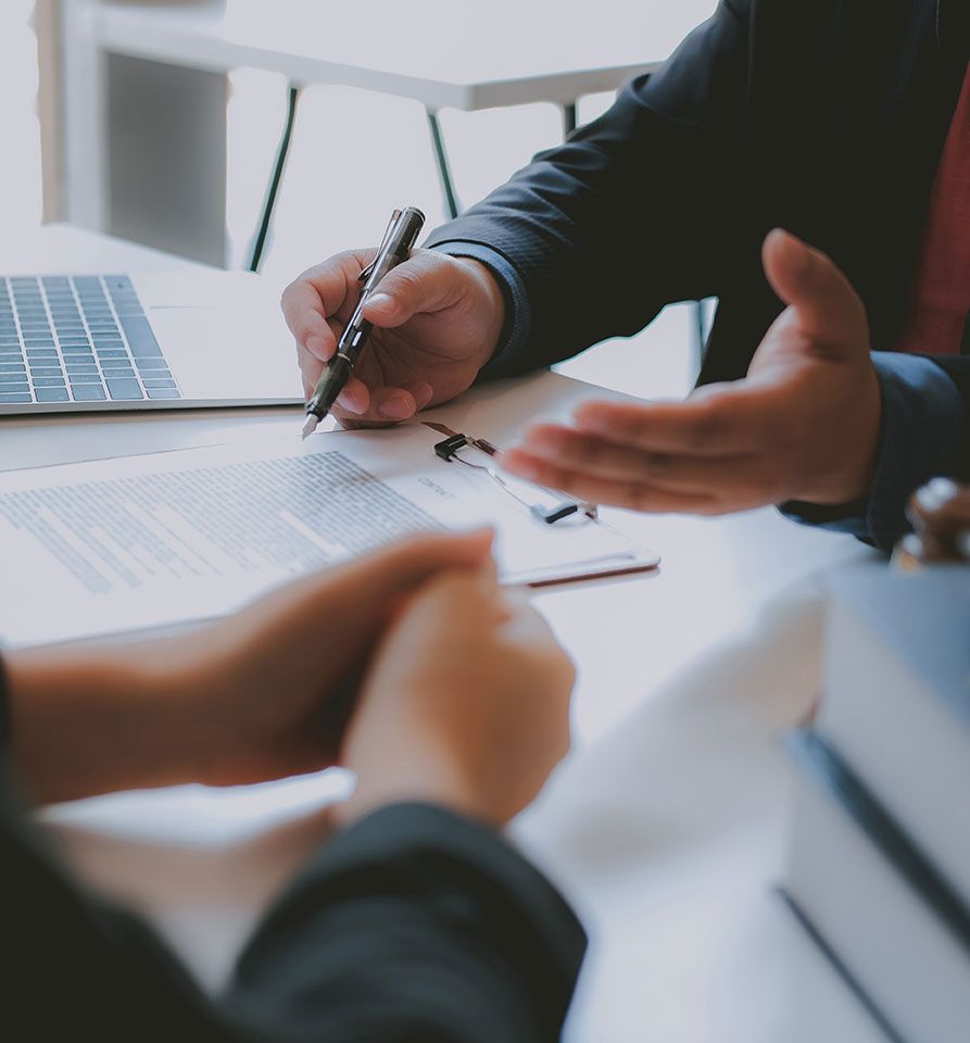 Zoom sur une discussion entre un avocat et son client