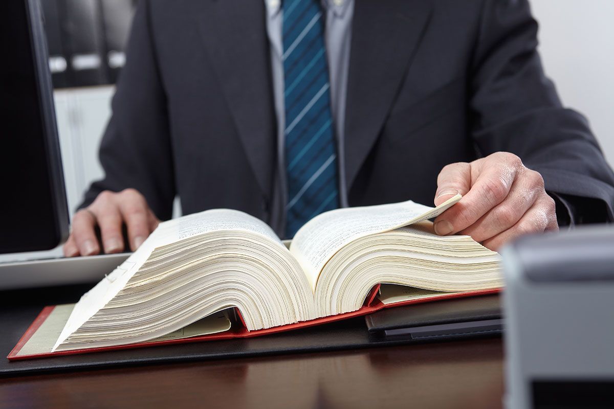 Avocat qui lit un code pénal