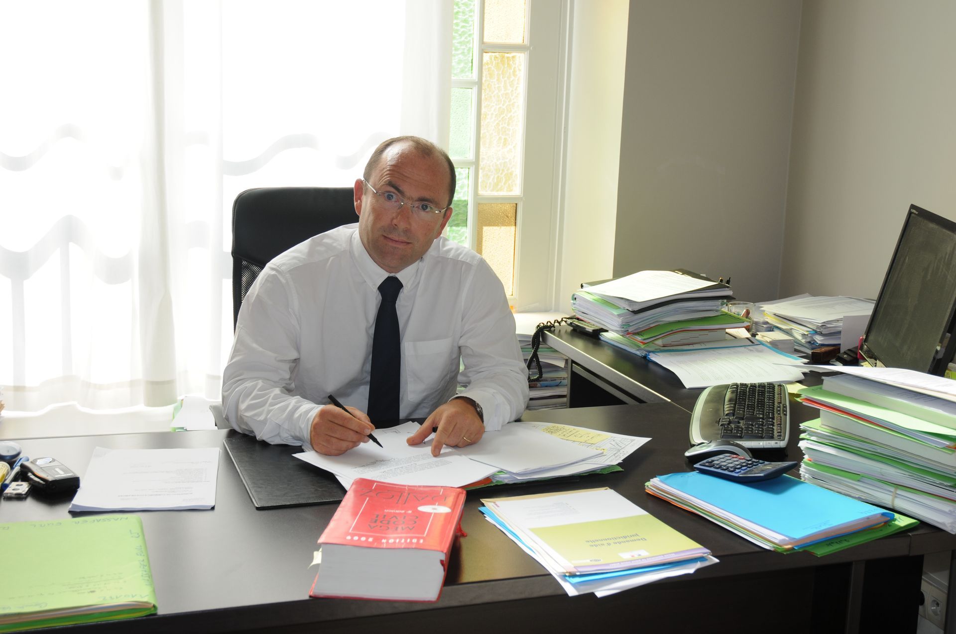 Maître Xavier Claude à son bureau