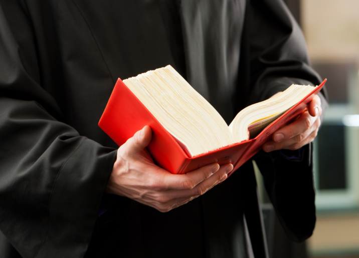 Avocat qui tient un livre rouge