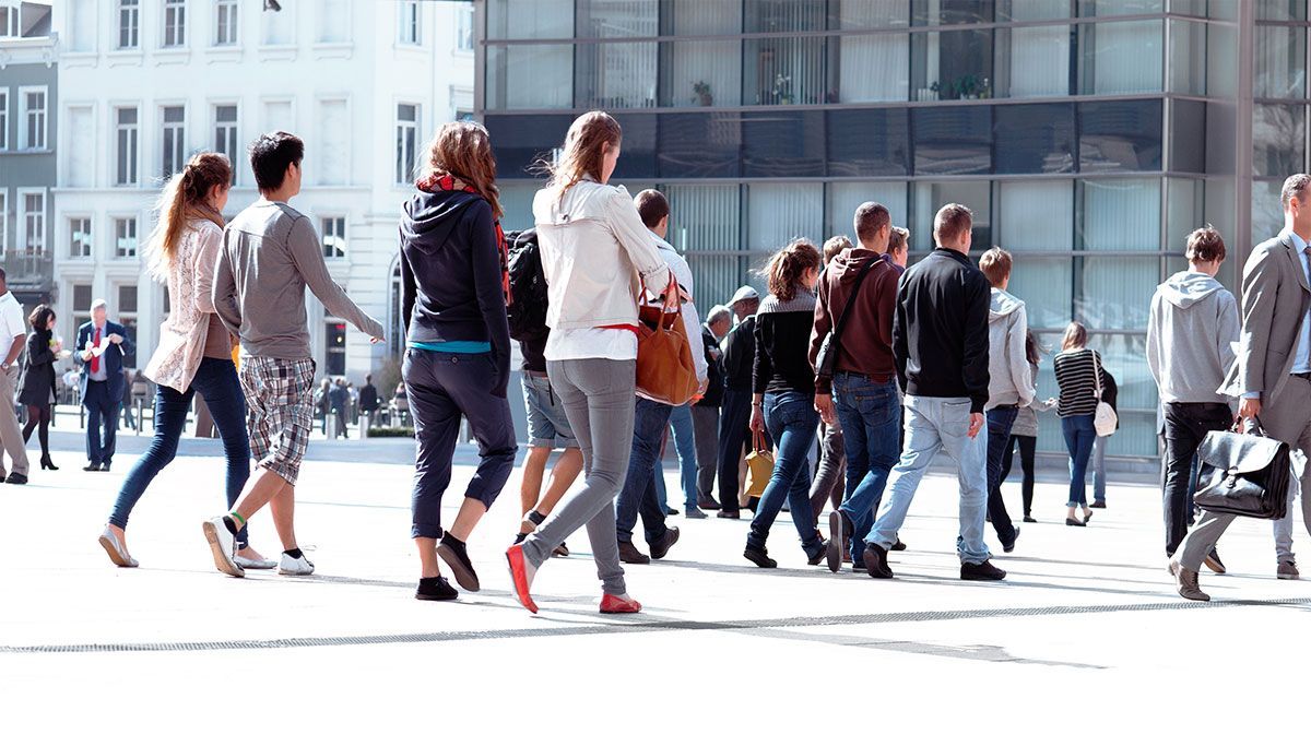 Groupe de personnes qui marche dans la rue