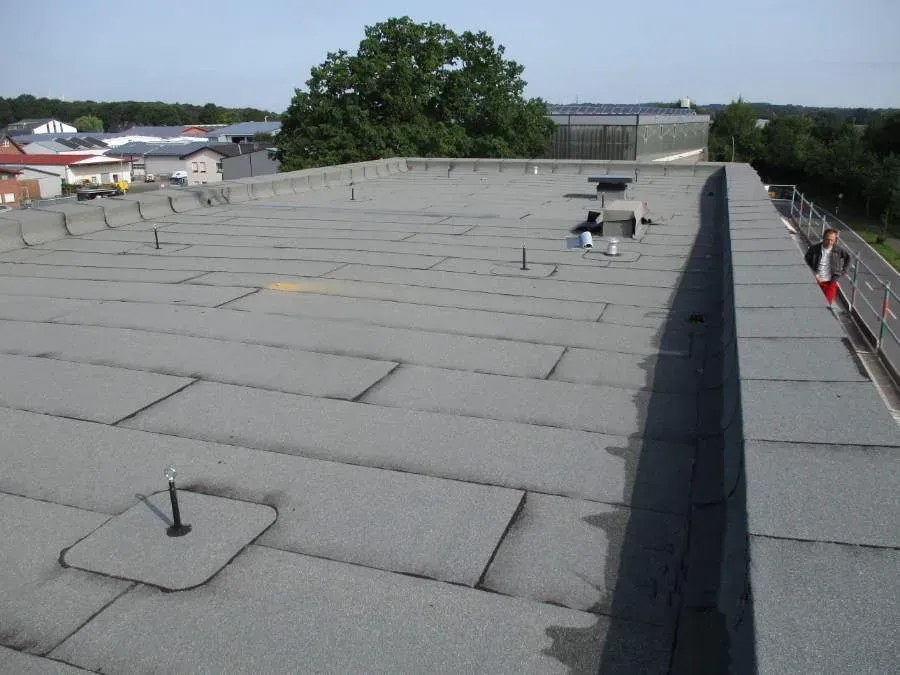 ein Mann steht auf dem Dach eines Gebäudes