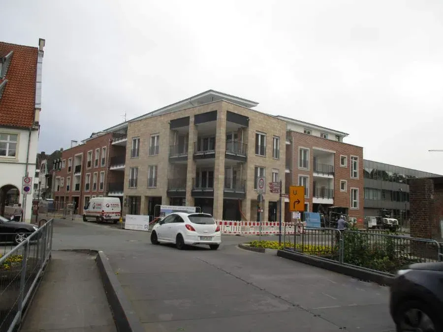 Gelbes Mehrfamilienhaus