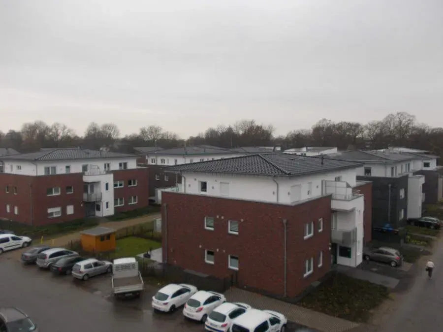 eine Wohnsiedlung mit vielen roten und weißen Gebäuden