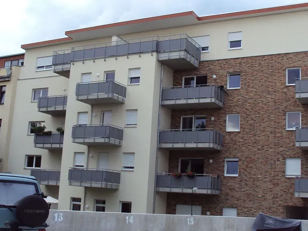 ein graues Gebäude mit Balkonen