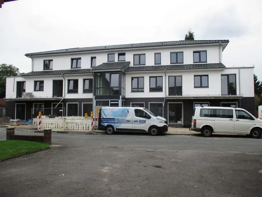 ein weißer van steht vor einem großen weißen gebäude