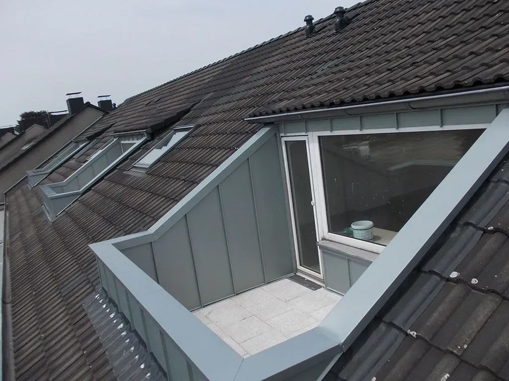 ein Dach mit vielen Fenstern und einem Balkon