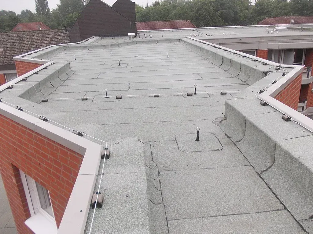 das Dach eines Gebäudes mit einer Reihe von Kabeln darauf