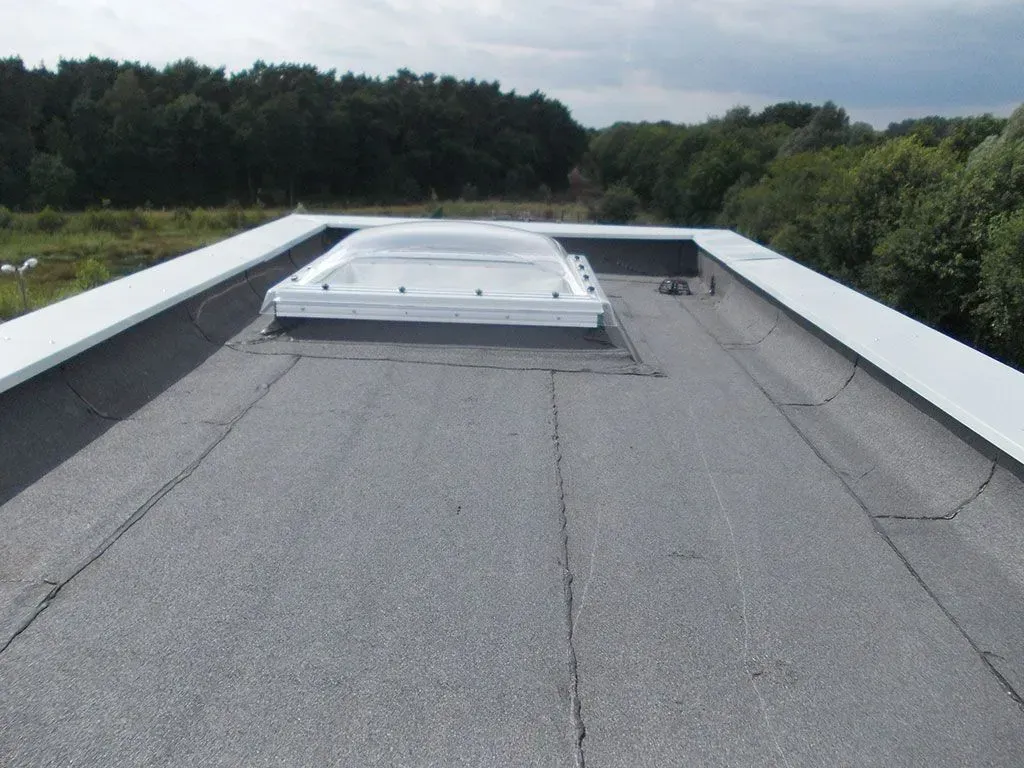 das Dach eines Gebäudes mit einem Dachfenster