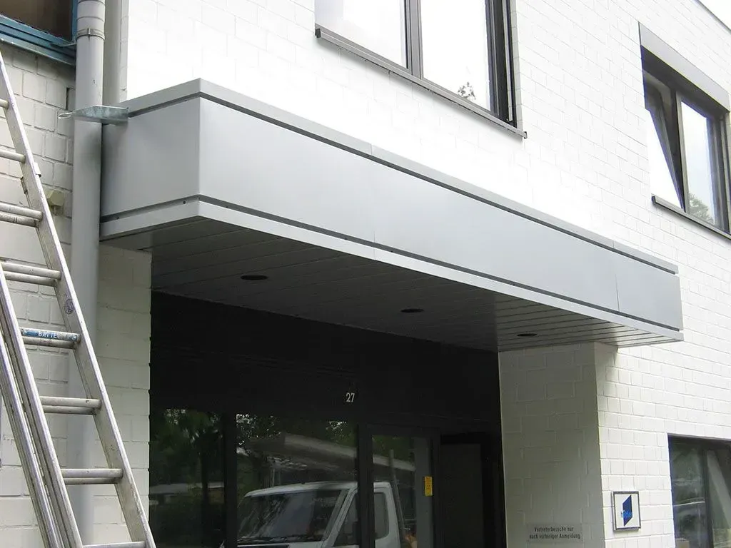 ein Gebäude mit einem Schild darauf