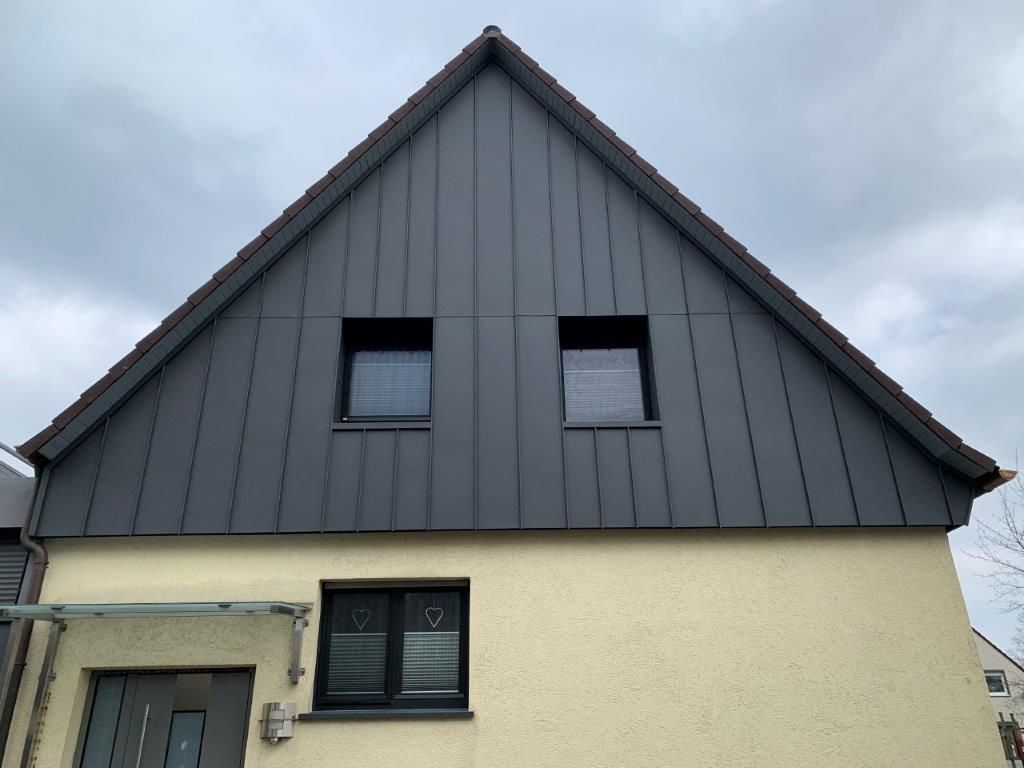 schwarze Fassade im Spitzdach