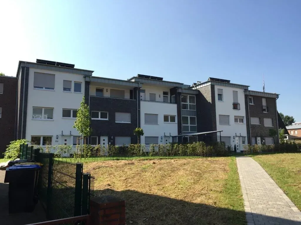 ein großes Gebäude mit vielen Fenstern und Balkonen