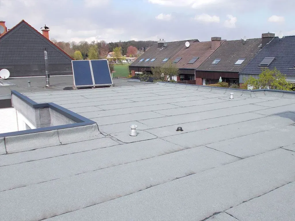 das Dach eines Hauses mit einer Solaranlage darauf